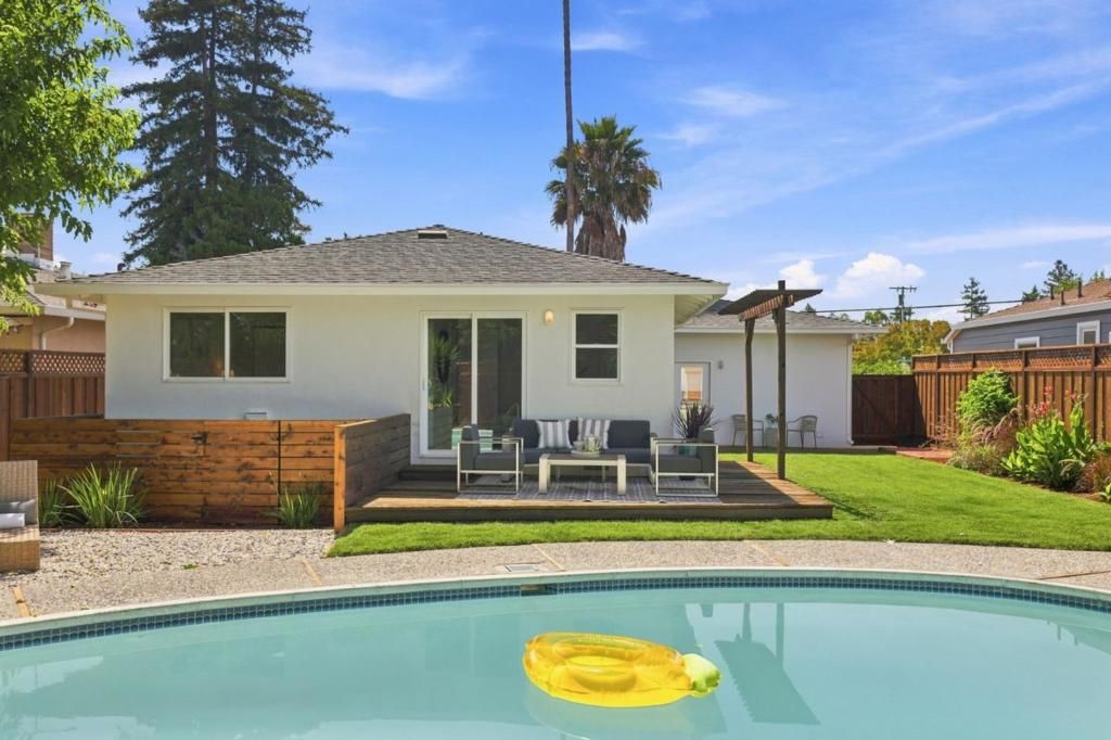 Image 1 of property listing at 2930 Jefferson Avenue, Redwood City, CA 94062
