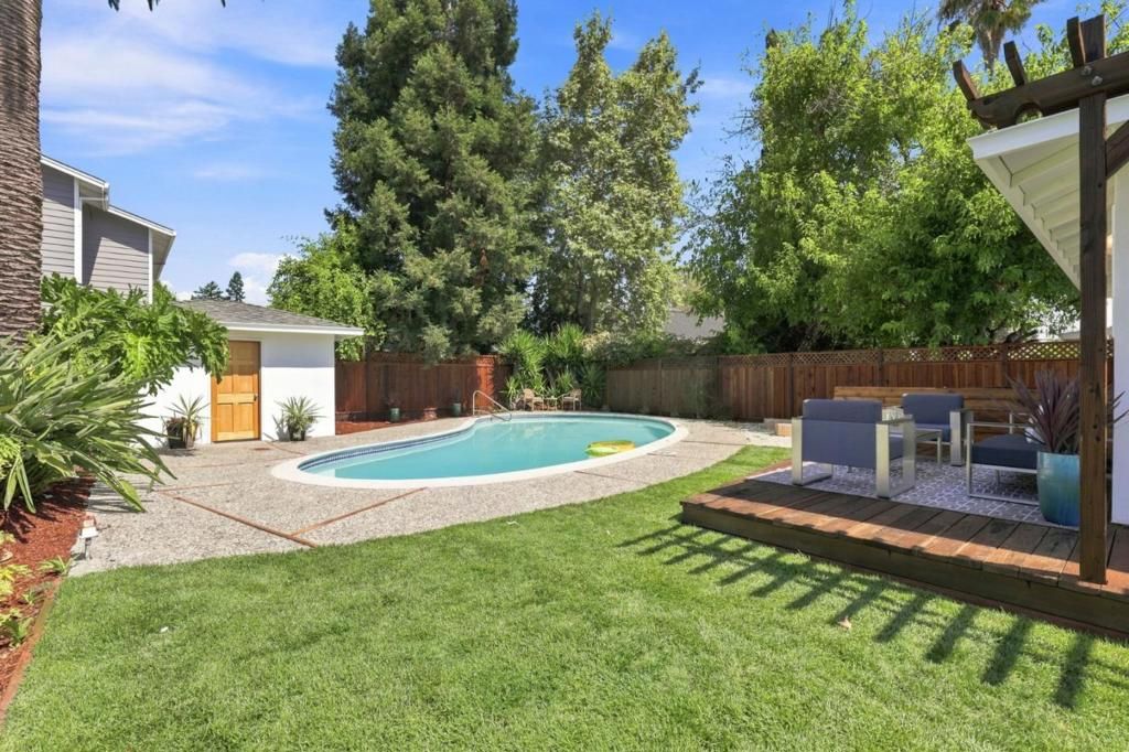 Image 21 of property listing at 2930 Jefferson Avenue, Redwood City, CA 94062