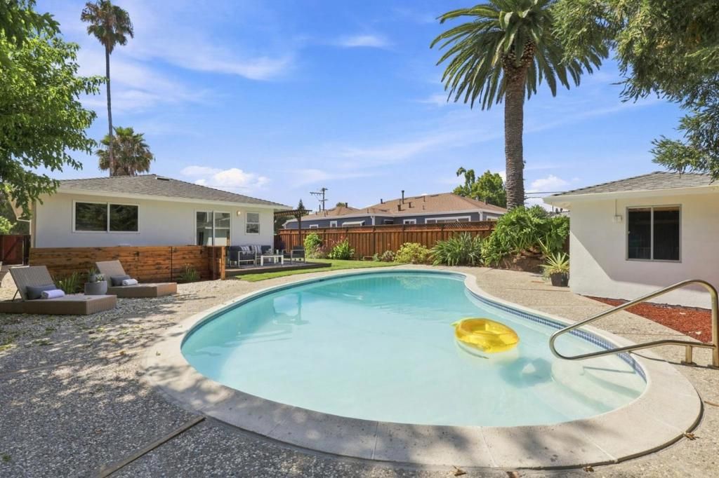 Image 23 of property listing at 2930 Jefferson Avenue, Redwood City, CA 94062