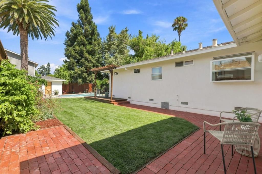 Image 24 of property listing at 2930 Jefferson Avenue, Redwood City, CA 94062