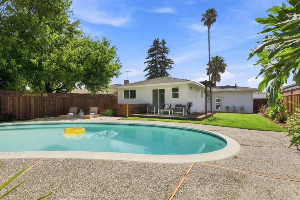 Image 3 of property listing at 2930 Jefferson Avenue, Redwood City, CA 94062