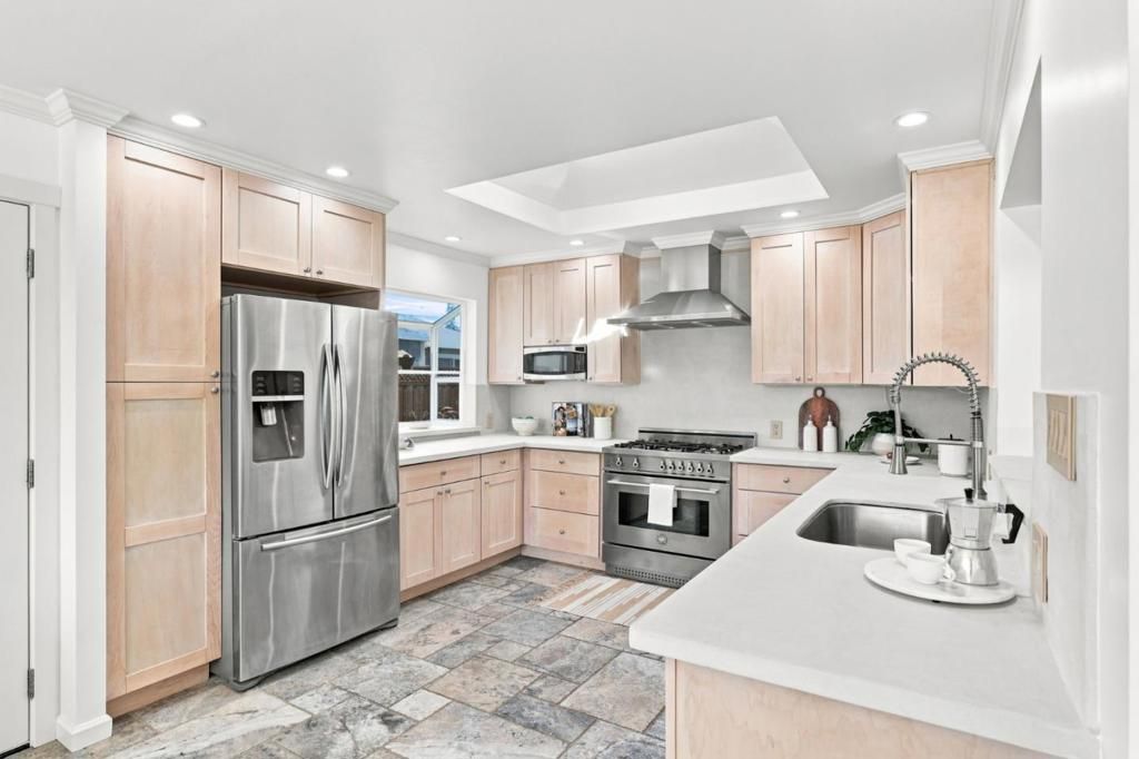 Image 8 of property listing at 2930 Jefferson Avenue, Redwood City, CA 94062