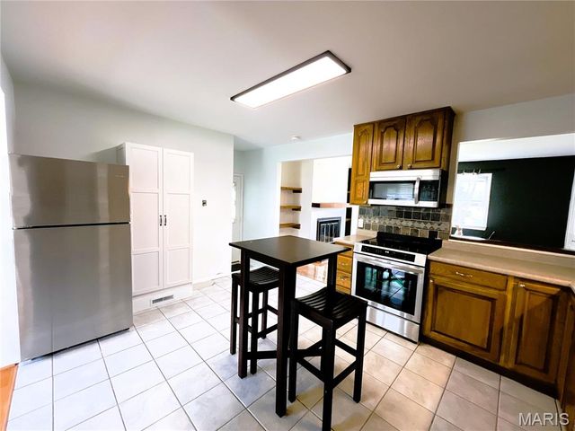 2021 Gladiator Drive, Fenton, MO 63026