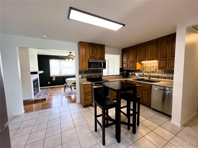2021 Gladiator Drive, Fenton, MO 63026