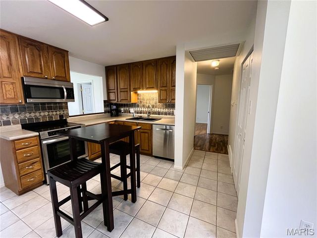 2021 Gladiator Drive, Fenton, MO 63026