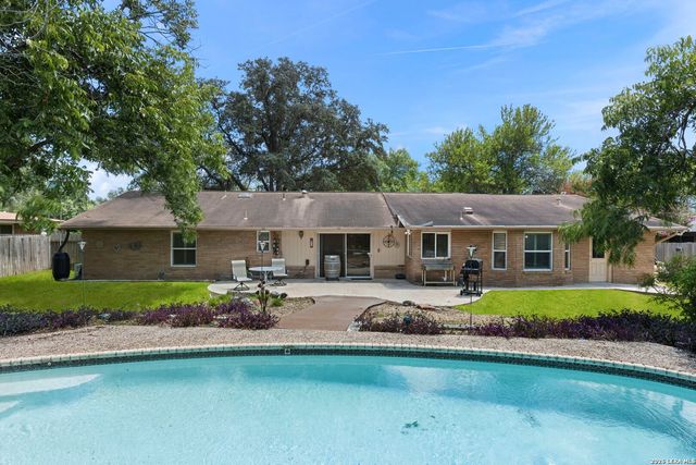 421 Windcrest Dr., Windcrest, TX 78239