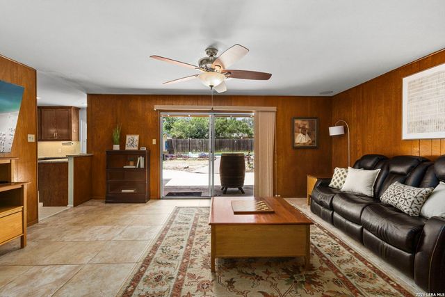 421 Windcrest Dr., Windcrest, TX 78239