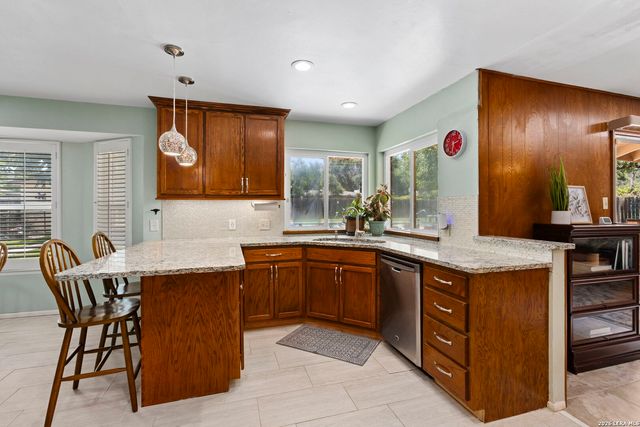 421 Windcrest Dr., Windcrest, TX 78239