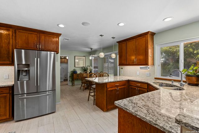421 Windcrest Dr., Windcrest, TX 78239