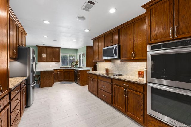 421 Windcrest Dr., Windcrest, TX 78239