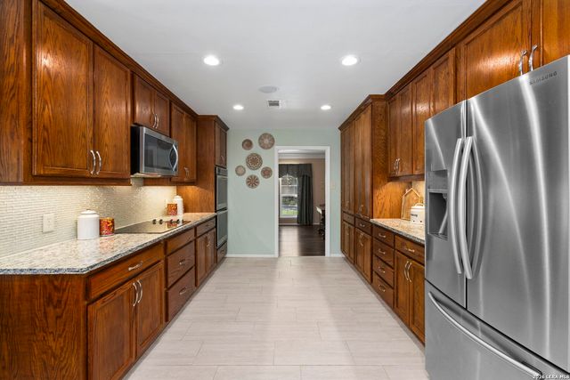 421 Windcrest Dr., Windcrest, TX 78239