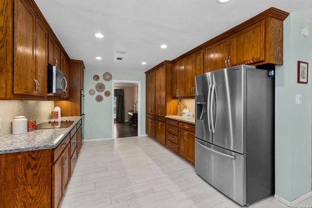 421 Windcrest Dr., Windcrest, TX 78239