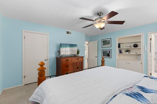 421 Windcrest Dr., Windcrest, TX 78239