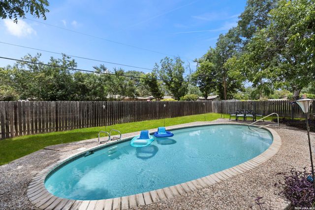 421 Windcrest Dr., Windcrest, TX 78239