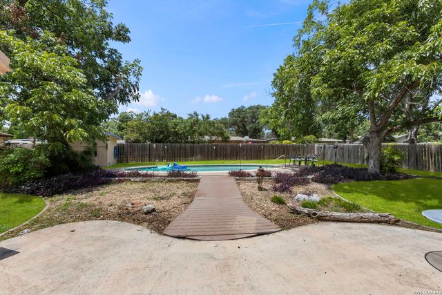 421 Windcrest Dr., Windcrest, TX 78239