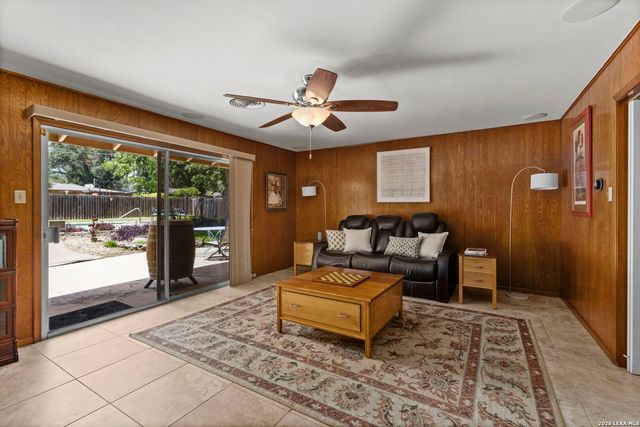 421 Windcrest Dr., Windcrest, TX 78239