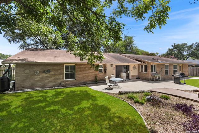 421 Windcrest Dr., Windcrest, TX 78239