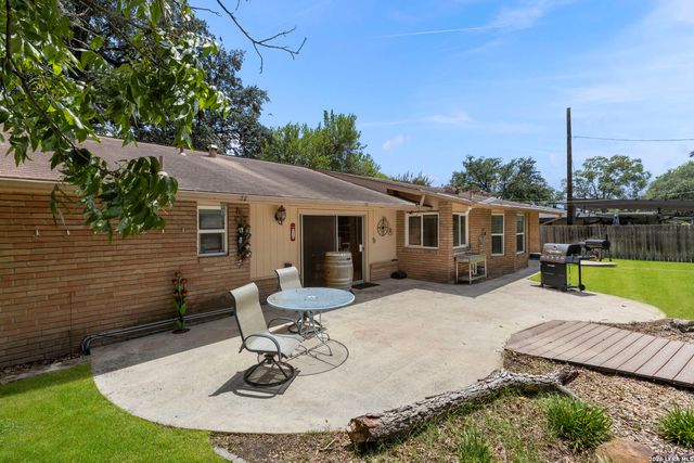 421 Windcrest Dr., Windcrest, TX 78239