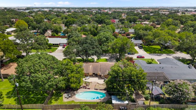 421 Windcrest Dr., Windcrest, TX 78239