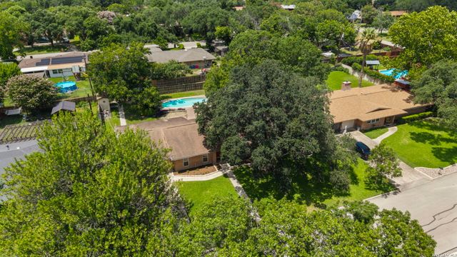 421 Windcrest Dr., Windcrest, TX 78239