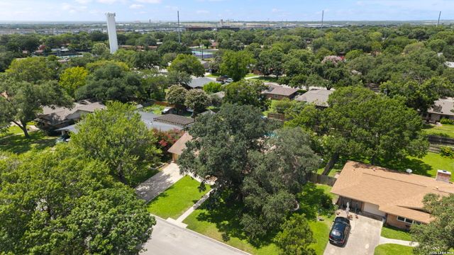 421 Windcrest Dr., Windcrest, TX 78239