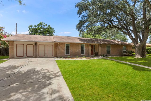 421 Windcrest Dr., Windcrest, TX 78239
