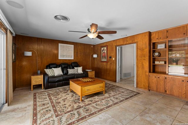 421 Windcrest Dr., Windcrest, TX 78239