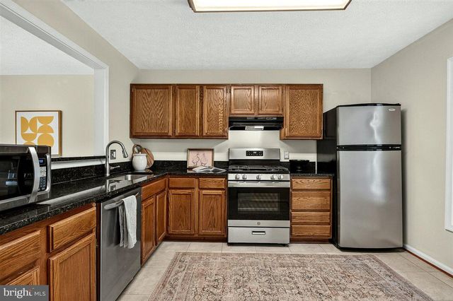 2316 HUNTERS RUN DR, Reston, VA 20191