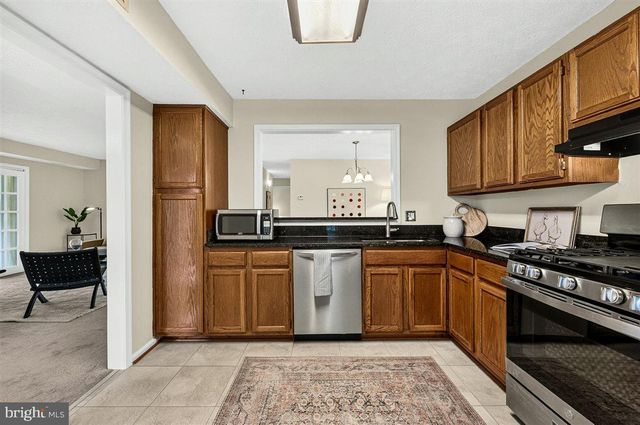 2316 HUNTERS RUN DR, Reston, VA 20191