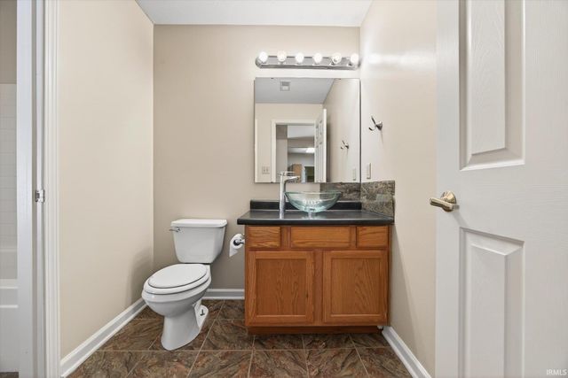 3705 E BARRINGTON Drive B101, Bloomington, IN 47408