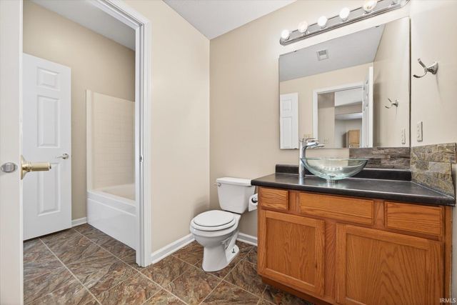 3705 E BARRINGTON Drive B101, Bloomington, IN 47408