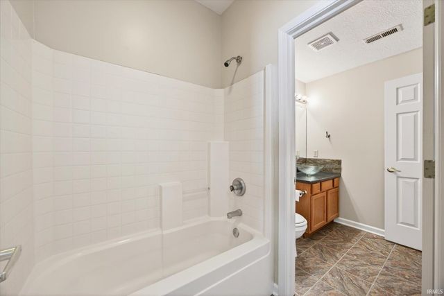3705 E BARRINGTON Drive B101, Bloomington, IN 47408