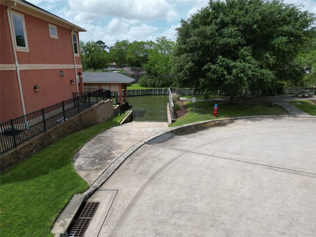 307 Blue Water Way, Kemah, TX 77565