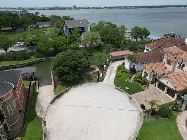 307 Blue Water Way, Kemah, TX 77565