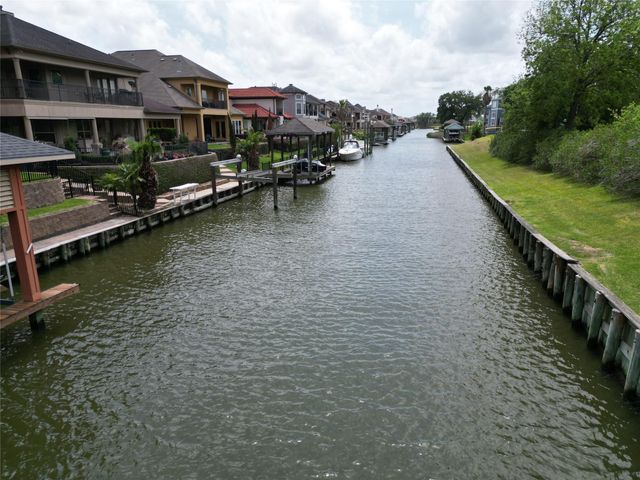 307 Blue Water Way, Kemah, TX 77565