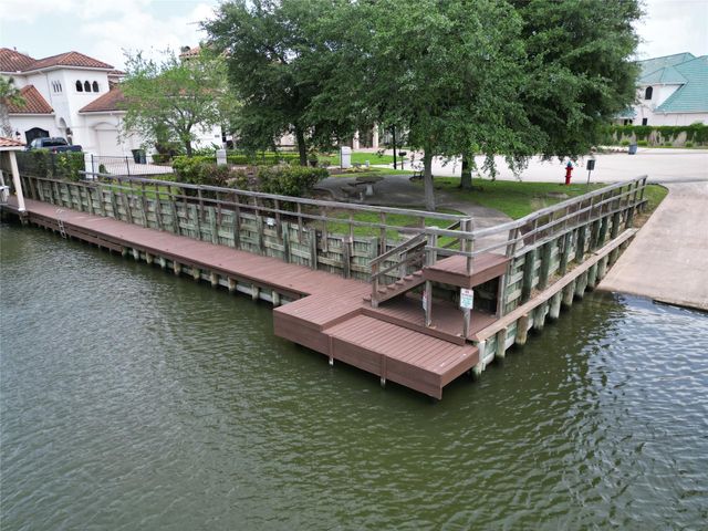 307 Blue Water Way, Kemah, TX 77565