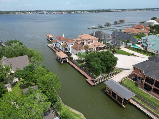 307 Blue Water Way, Kemah, TX 77565