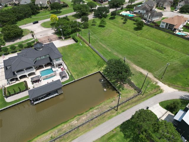 307 Blue Water Way, Kemah, TX 77565