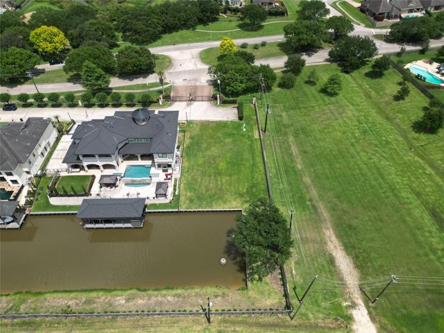 307 Blue Water Way, Kemah, TX 77565