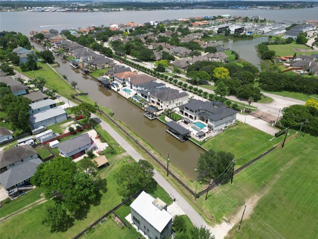 307 Blue Water Way, Kemah, TX 77565