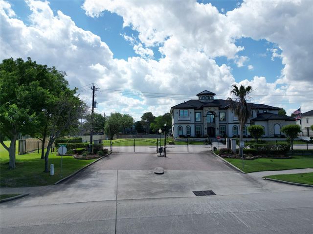 307 Blue Water Way, Kemah, TX 77565