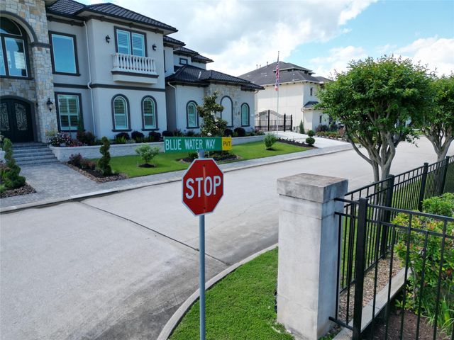307 Blue Water Way, Kemah, TX 77565