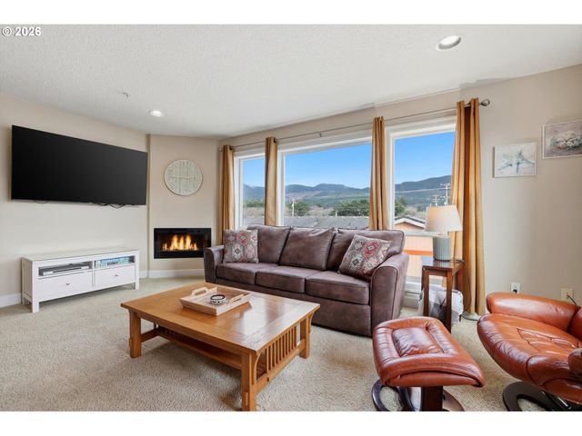 300 N PACIFIC St 37, Rockaway Beach, OR 97136