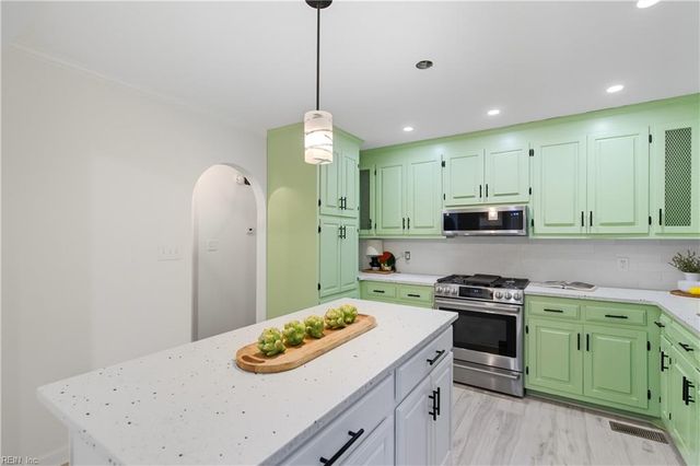74 Knollwood DR, Newport News, VA 23608