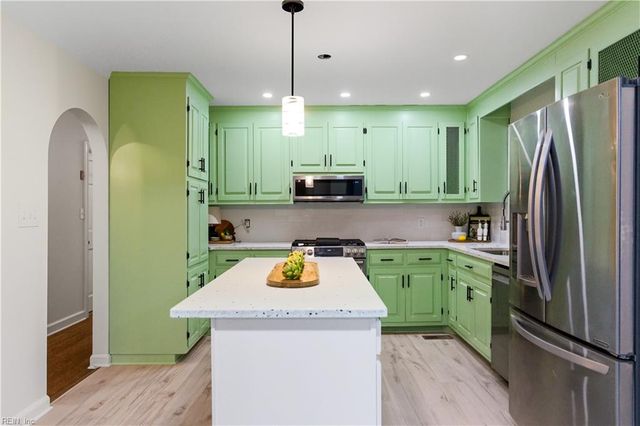 74 Knollwood DR, Newport News, VA 23608