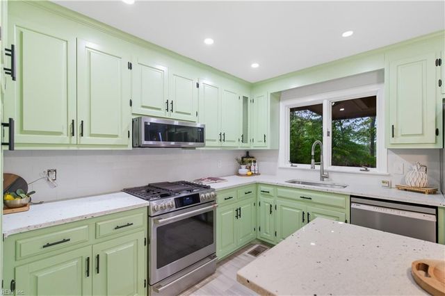 74 Knollwood DR, Newport News, VA 23608