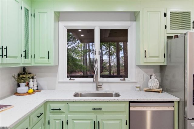 74 Knollwood DR, Newport News, VA 23608
