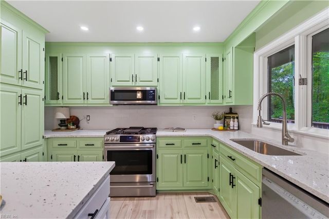 74 Knollwood DR, Newport News, VA 23608