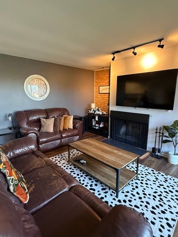 5811 Oakwood Drive C, Lisle, IL 60532