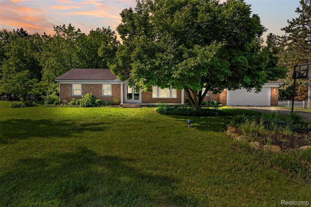 13404 Sequoia Lane, Green Oak Township, MI 48178